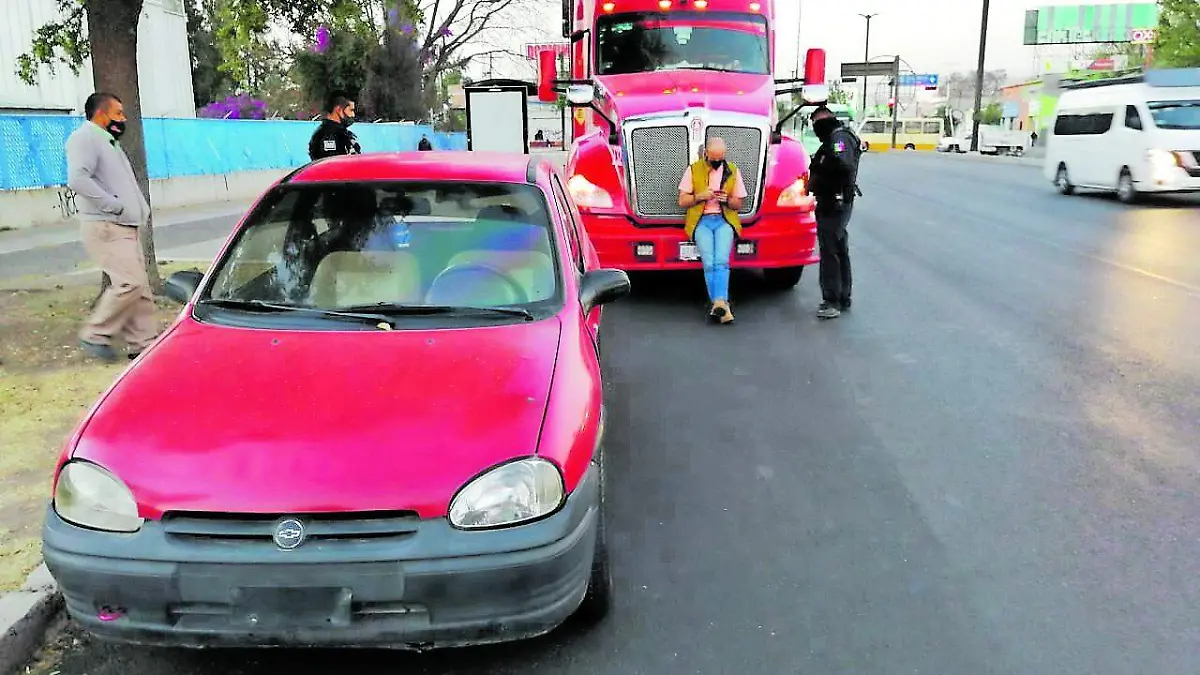 20 MAR AUTO FUE EMBESTIDO POR